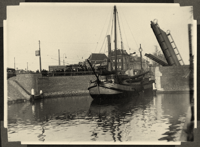 222396 Afbeelding van een schip dat door de geopende en juist verbrede (verdubbelde) Catharijnebrug over de ...